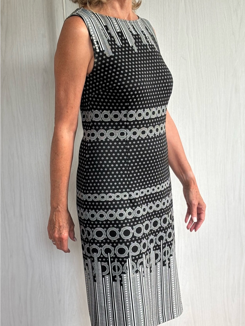 Sleeveless Black and White Patterned Midi Dress - Picture 2 of 5